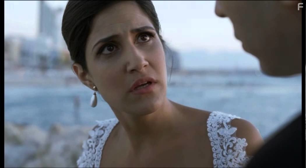 Magi Azarzar in Фальшивый флаг (2014)