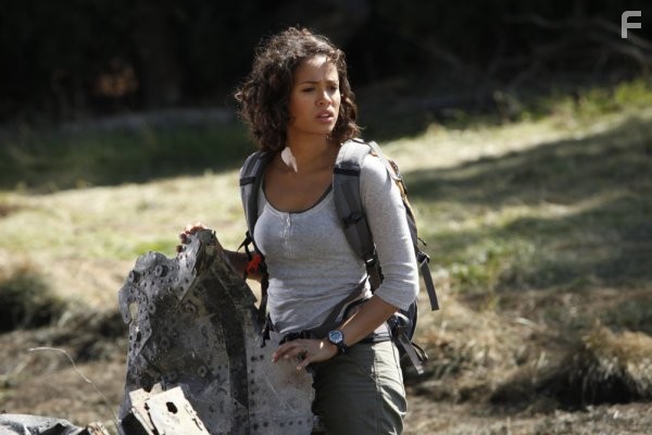 Gugu Mbatha-Raw in Семейные тайны (2010)