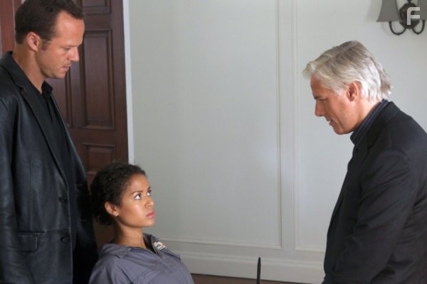 Philippe Brenninkmeyer, Norman Lehnert, and Gugu Mbatha-Raw in Семейные тайны (2010)