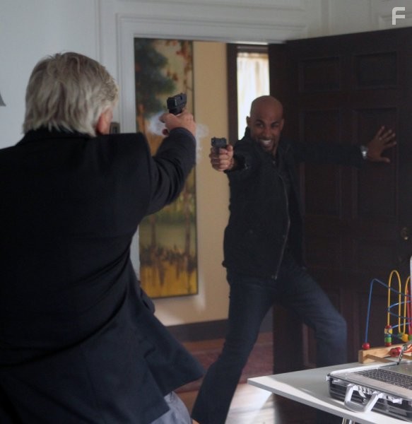 Philippe Brenninkmeyer and Boris Kodjoe in Семейные тайны (2010)