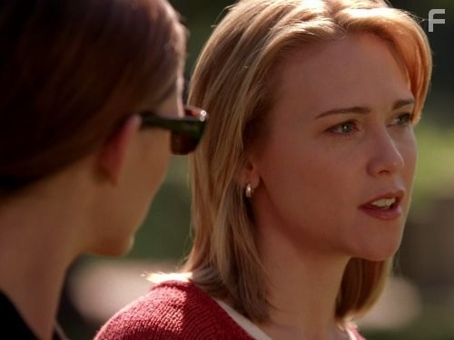 Jennifer Garner and Tracy Middendorf in Шпионка (2001)