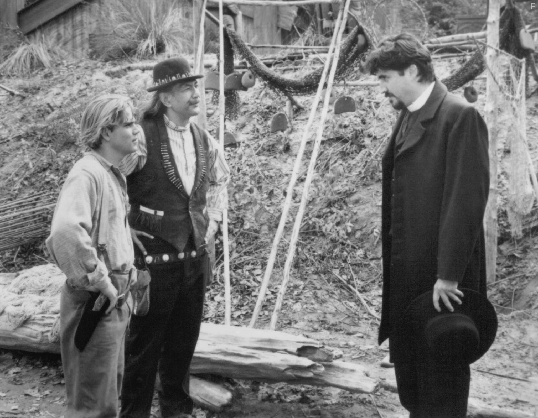 Scott Bairstow and Alfred Molina in Белый клык 2: Легенда о белом волке (1994)