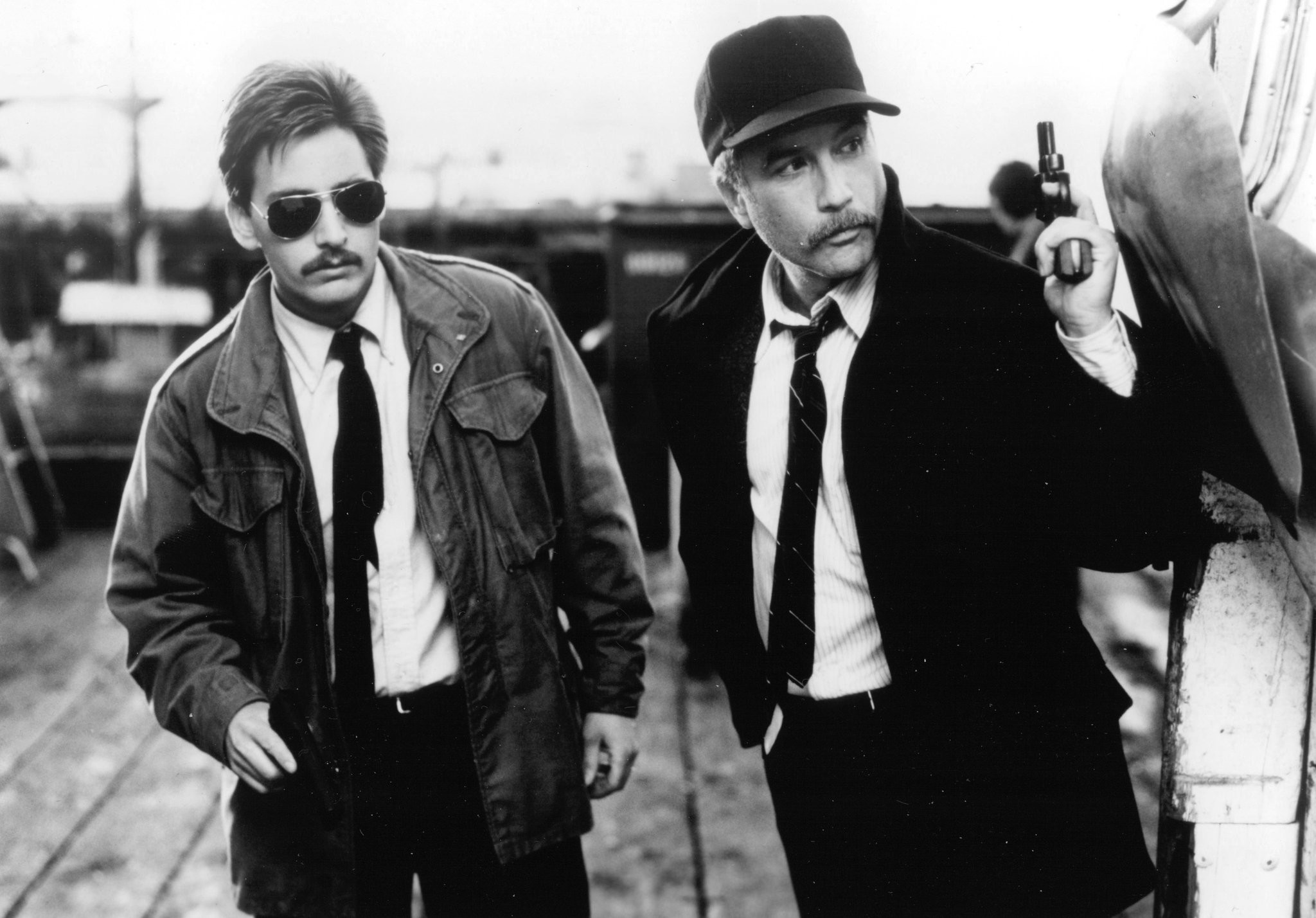 Richard Dreyfuss and Emilio Estevez in Слежка (1987)