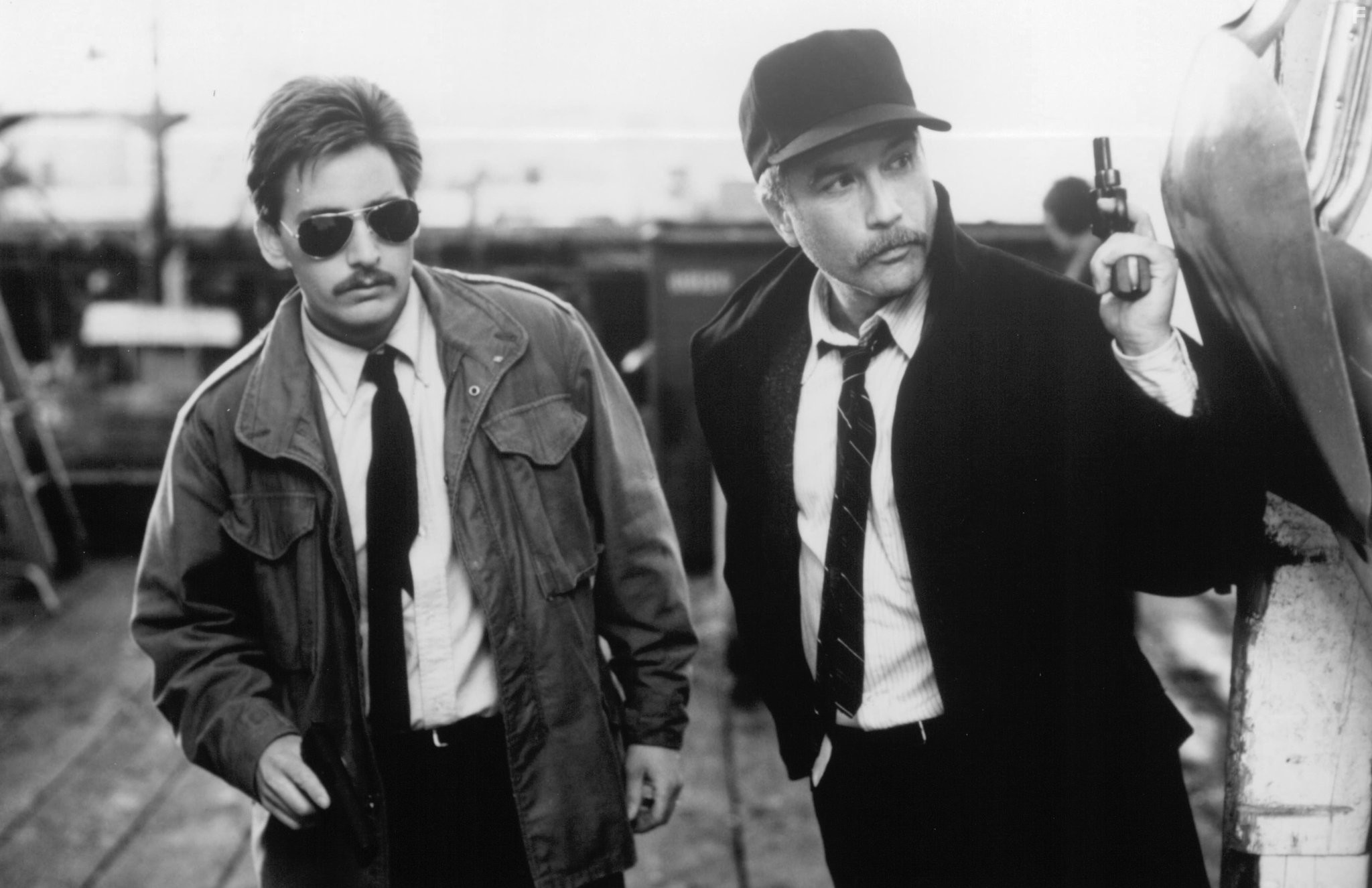 Richard Dreyfuss and Emilio Estevez in Слежка (1987)