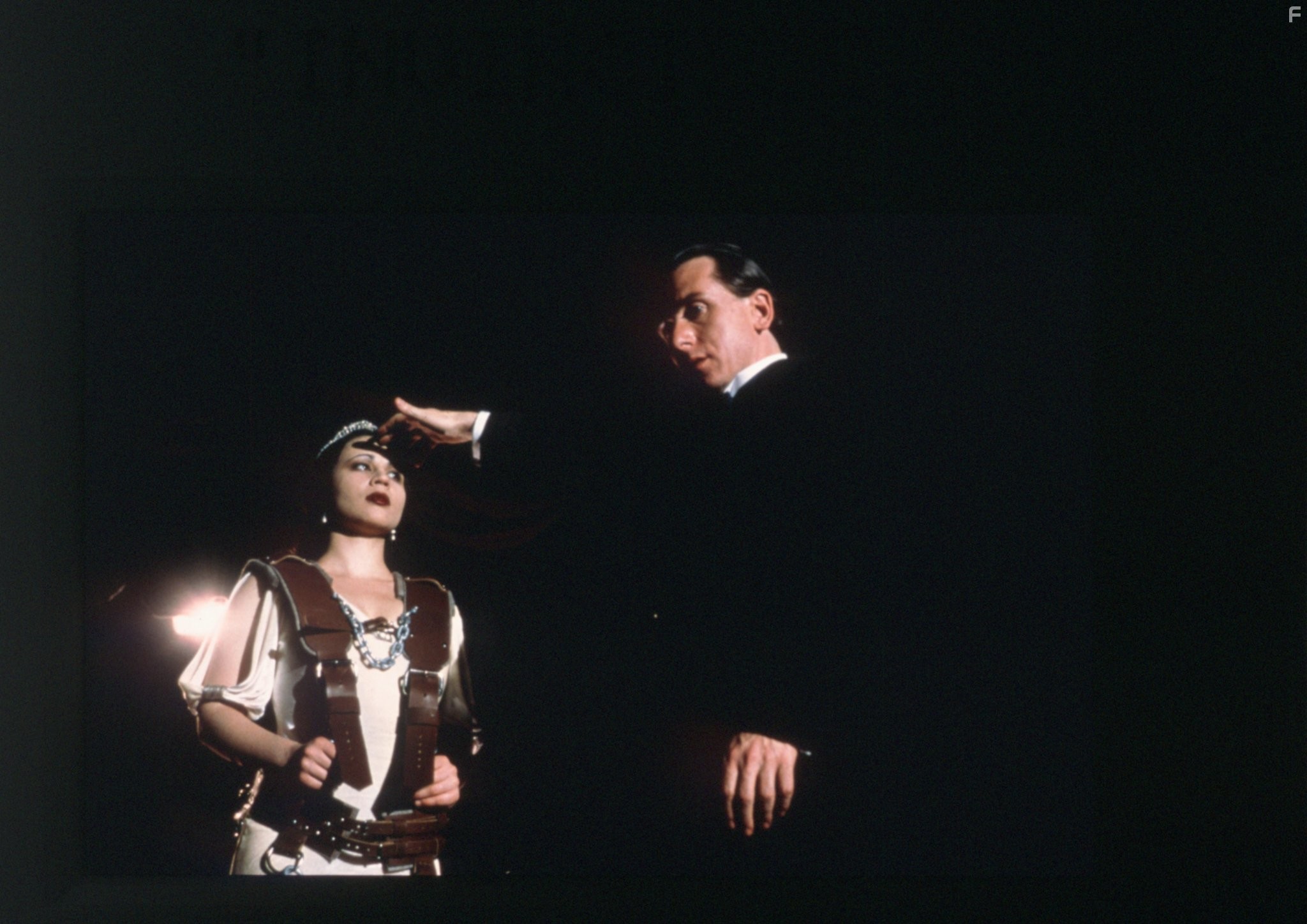 Tim Roth and Anna Gourari in Непобедимый (2001)