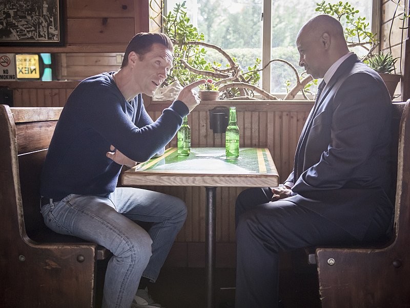 Damian Lewis and Ruben Santiago-Hudson in Миллиарды (2016)