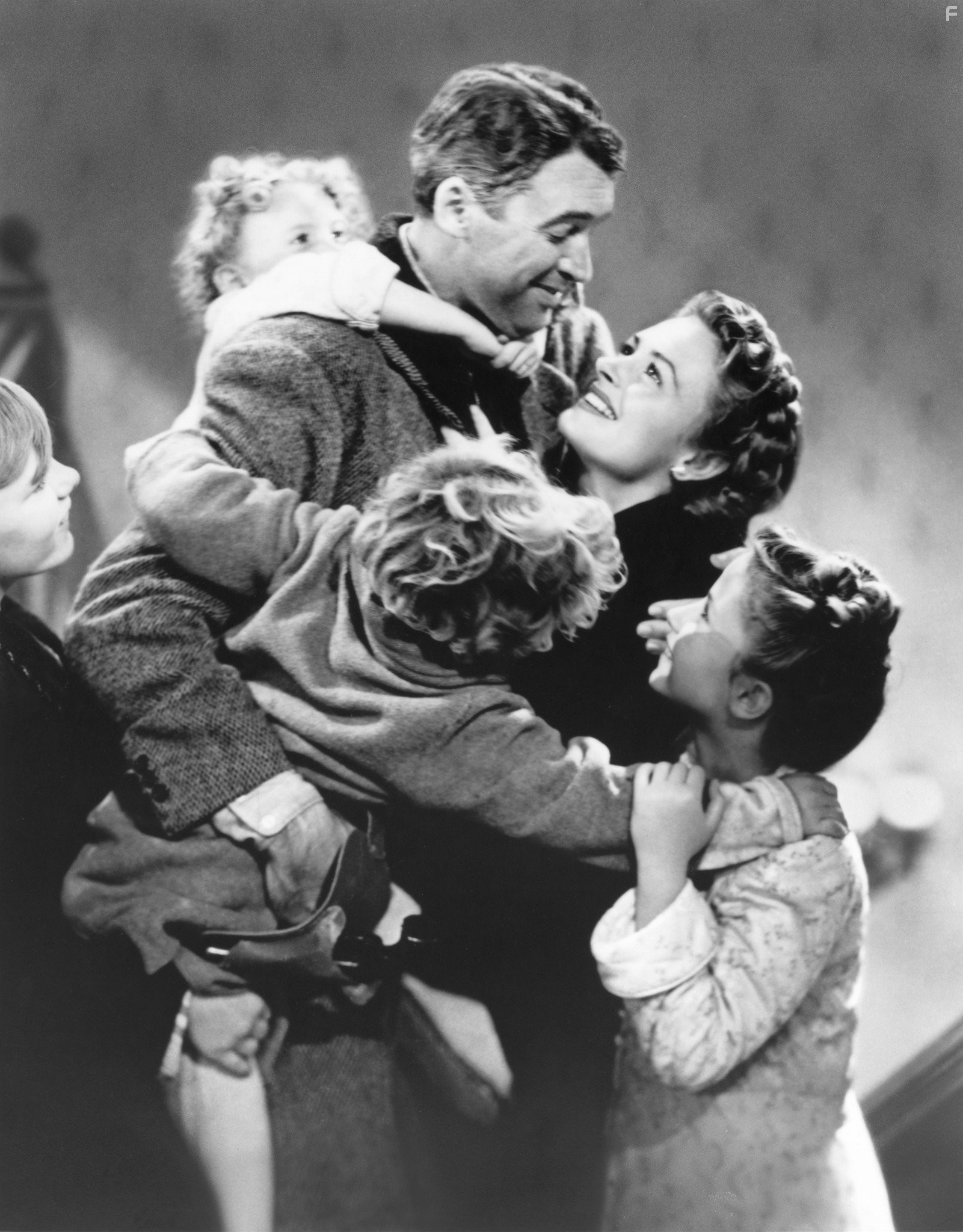 James Stewart, Donna Reed, Carol Coombs, Karolyn Grimes, and Jimmy Hawkins in Эта замечательная жизнь (1946)