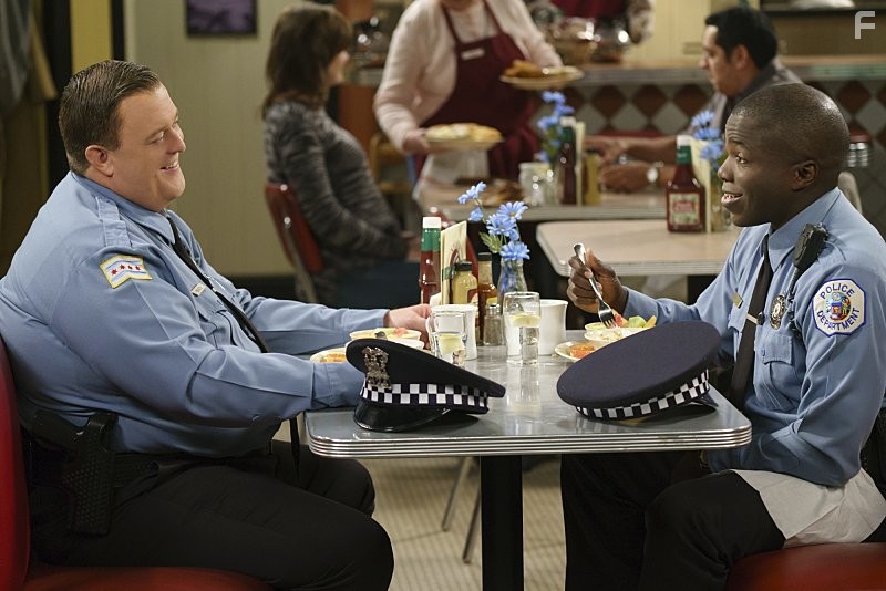 Reno Wilson and Billy Gardell in Майк и Молли (2010)