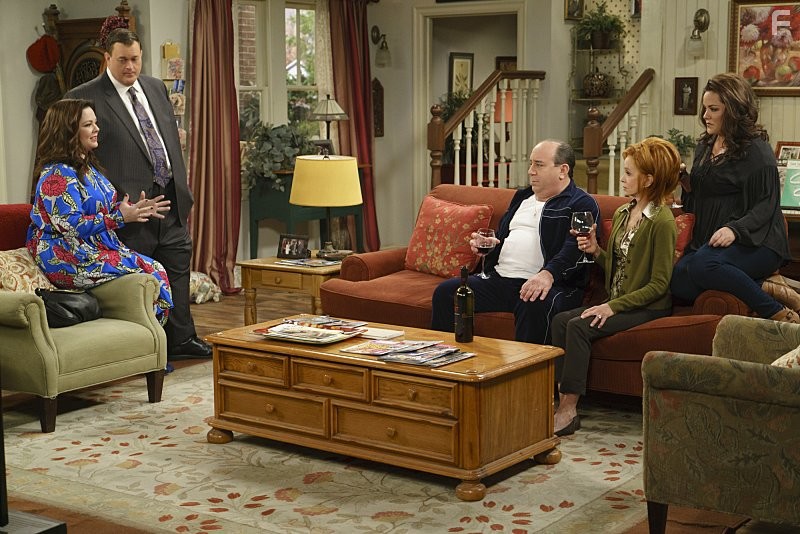 Swoosie Kurtz, Melissa McCarthy, Louis Mustillo, Billy Gardell, and Katy Mixon in Майк и Молли (2010)