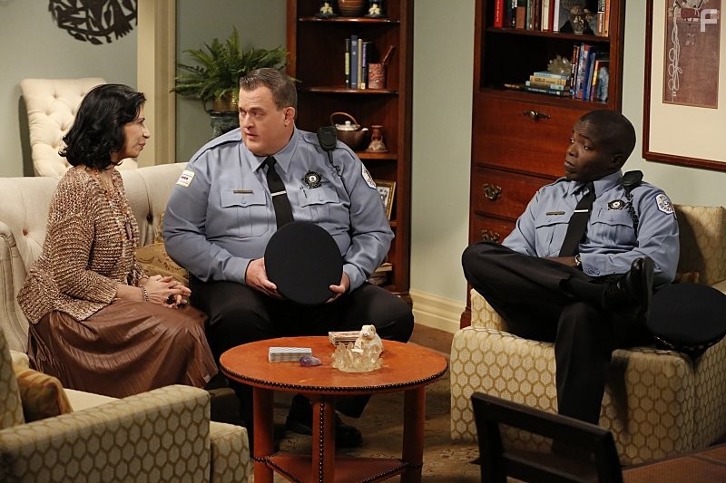 Rose Abdoo, Reno Wilson, and Billy Gardell in Майк и Молли (2010)