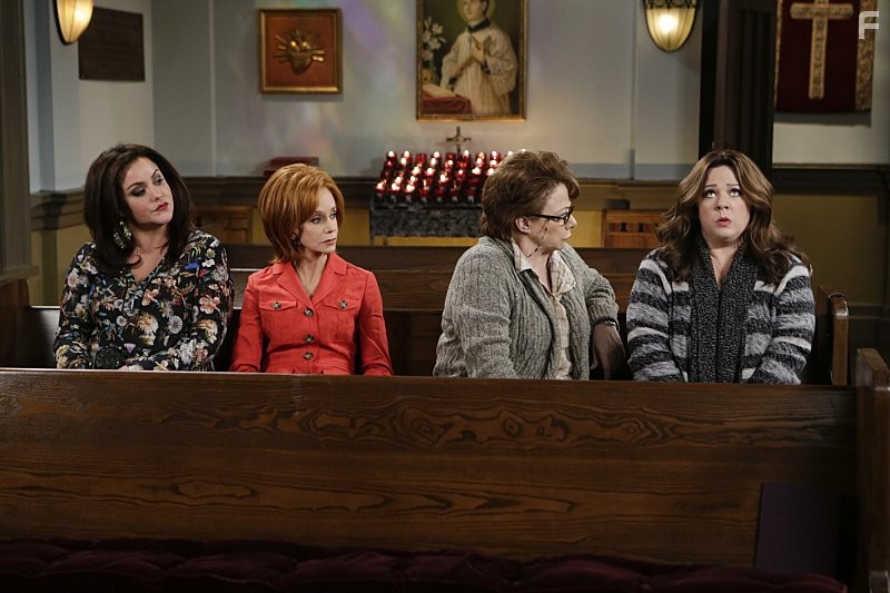 Swoosie Kurtz, Melissa McCarthy, Rondi Reed, and Katy Mixon in Майк и Молли (2010)