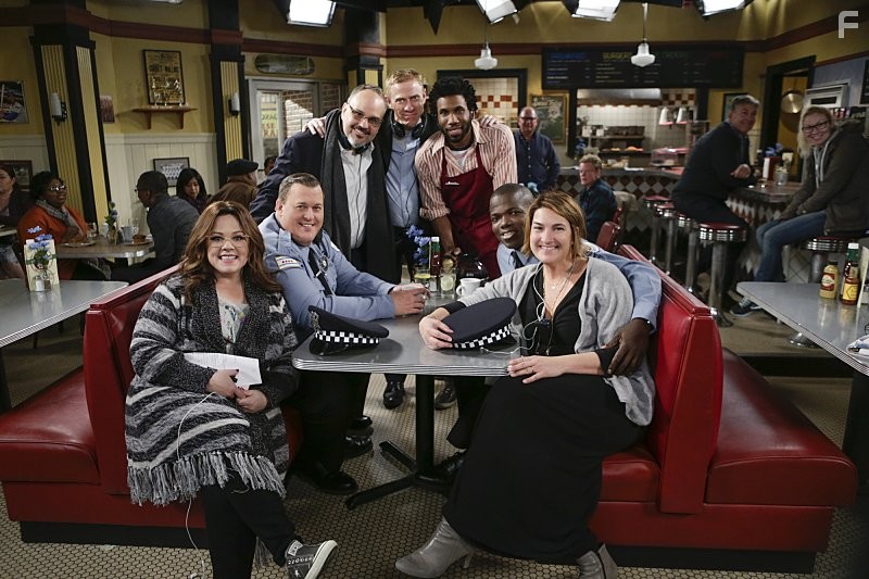 Melissa McCarthy, Reno Wilson, Billy Gardell, and Nyambi Nyambi in Майк и Молли (2010)