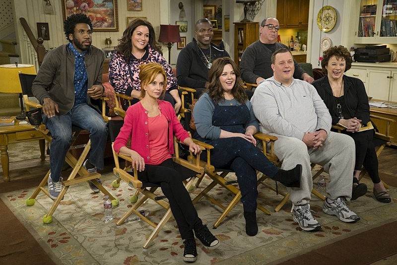 Swoosie Kurtz, Melissa McCarthy, Louis Mustillo, Reno Wilson, Billy Gardell, Katy Mixon, and Nyambi Nyambi in Майк и Молли (2010)