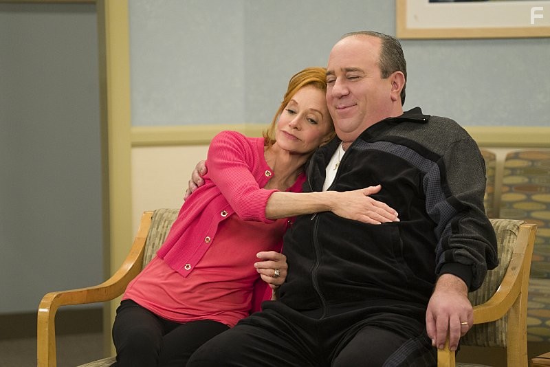 Swoosie Kurtz and Louis Mustillo in Майк и Молли (2010)