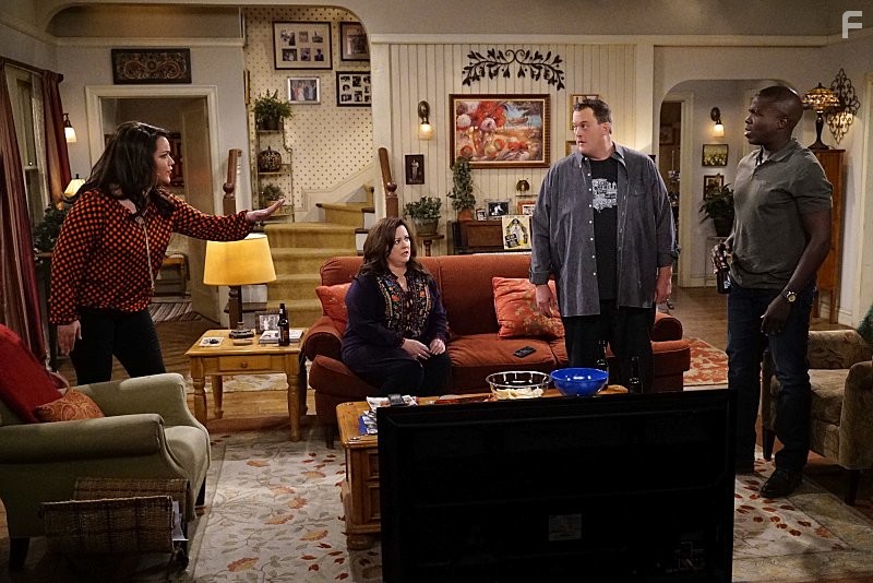 Melissa McCarthy, Reno Wilson, Billy Gardell, and Katy Mixon in Майк и Молли (2010)