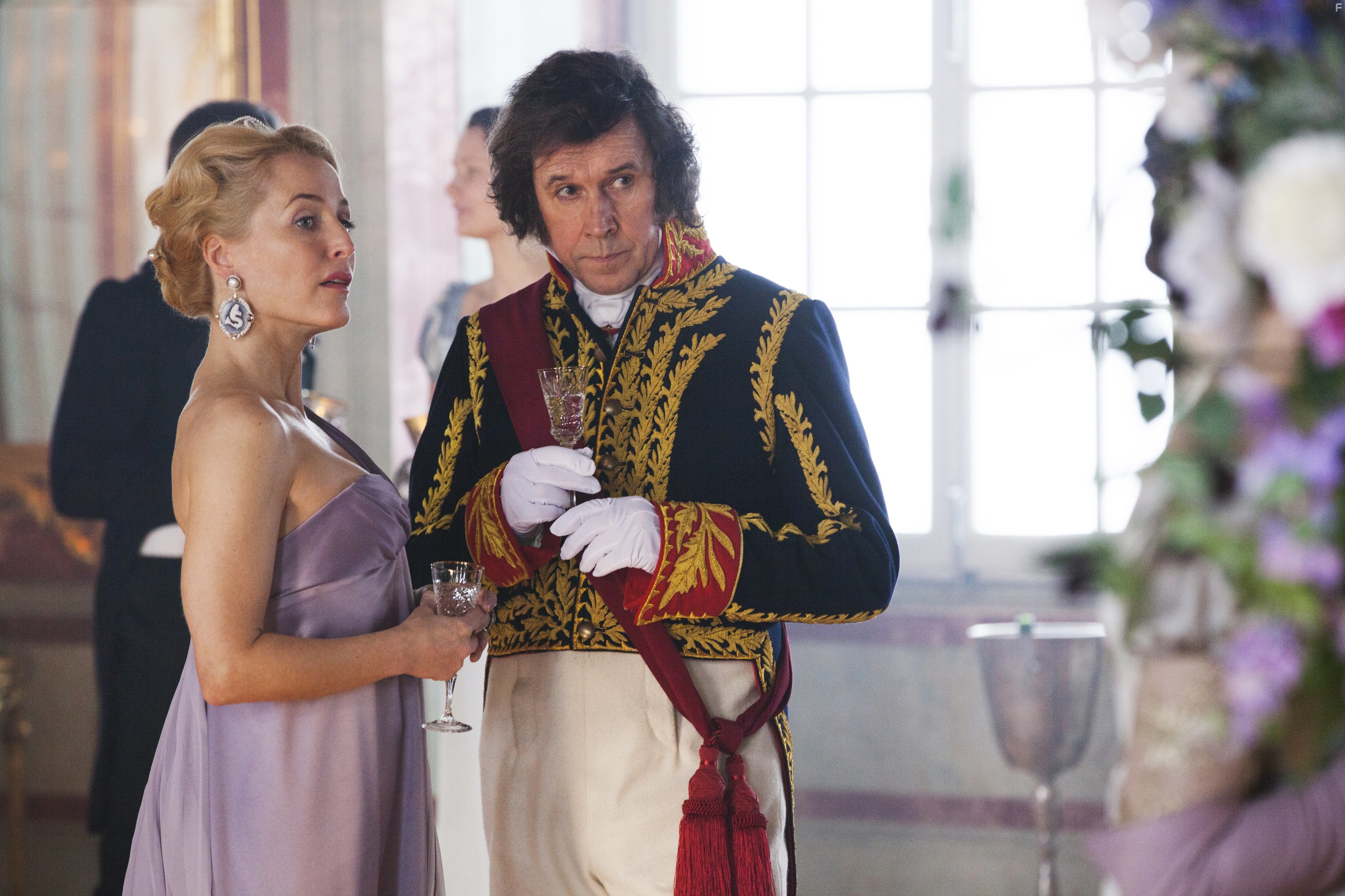 Gillian Anderson and Stephen Rea in Война и мир (2016)