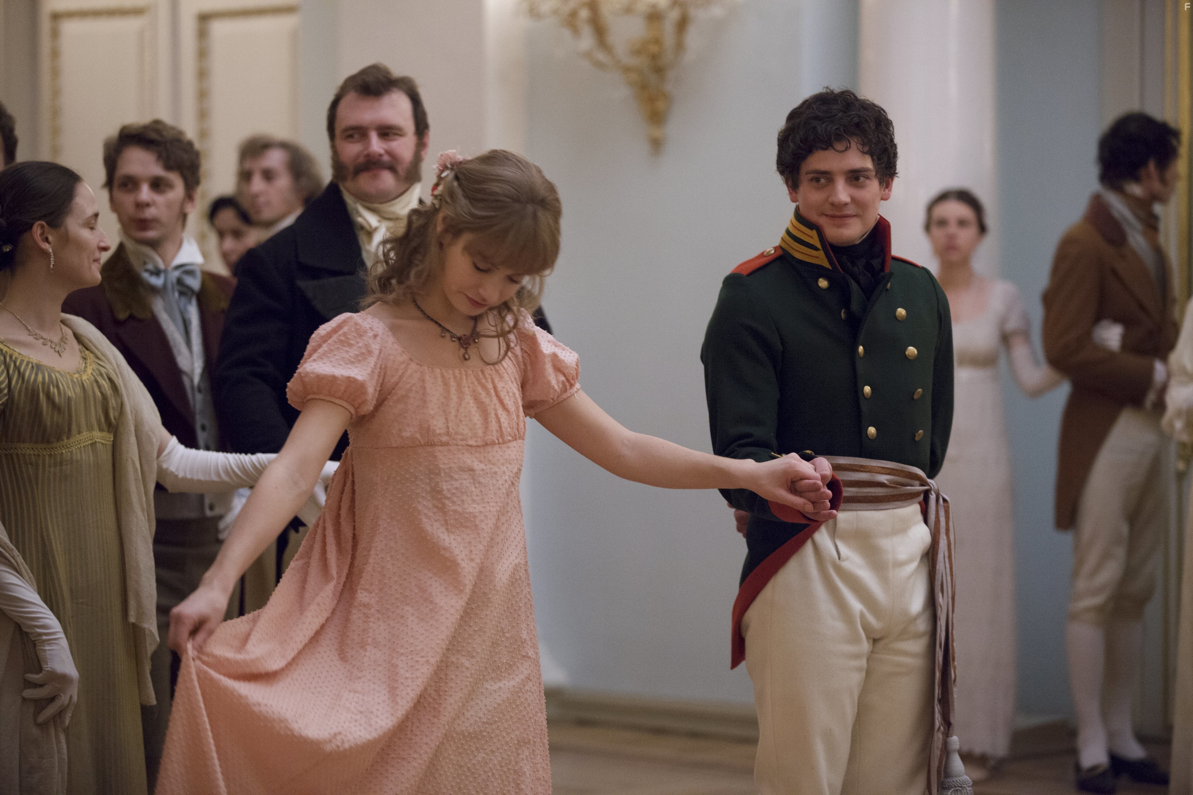 Aneurin Barnard and Lily James in Война и мир (2016)