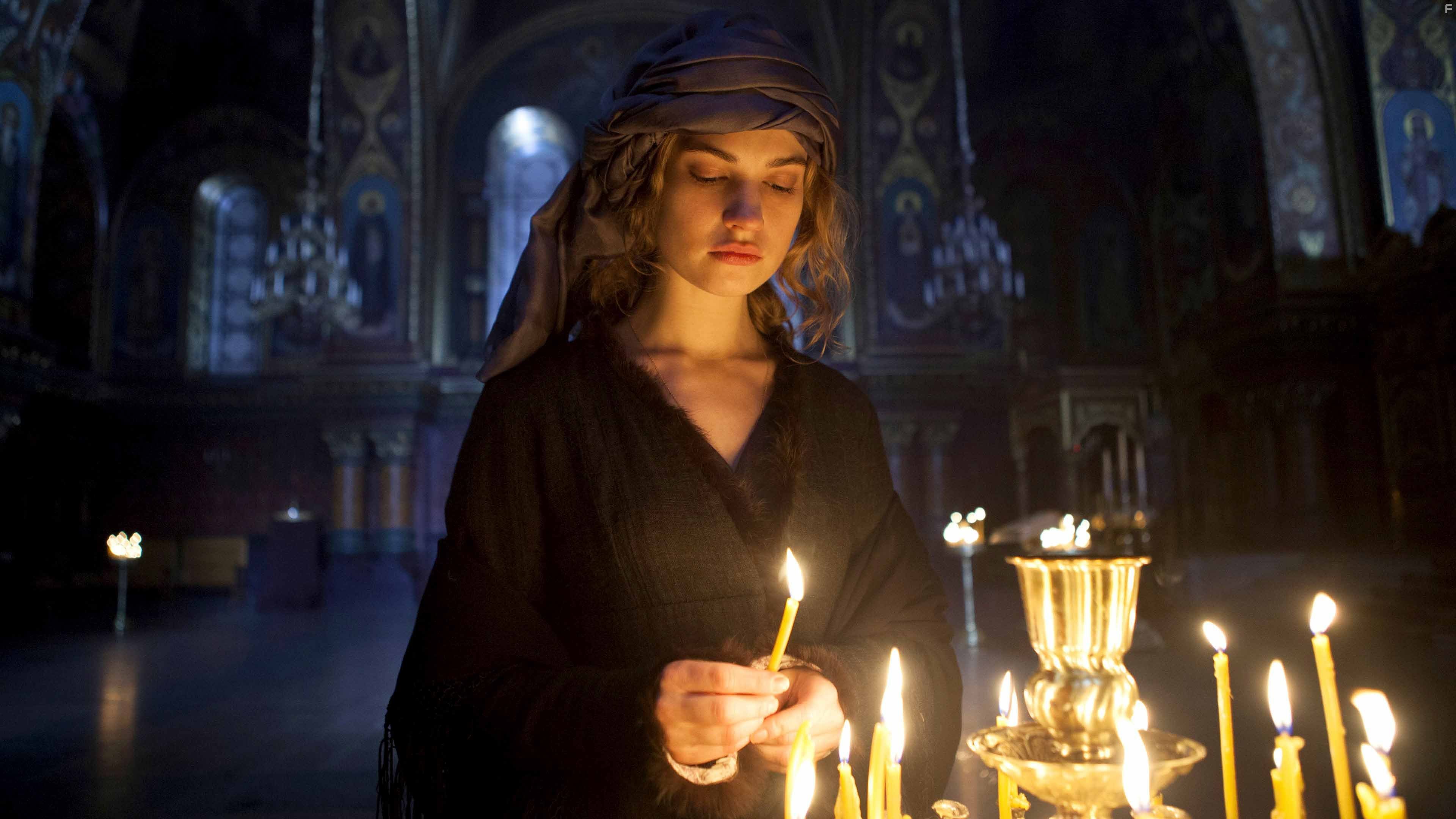 Lily James in Война и мир (2016)