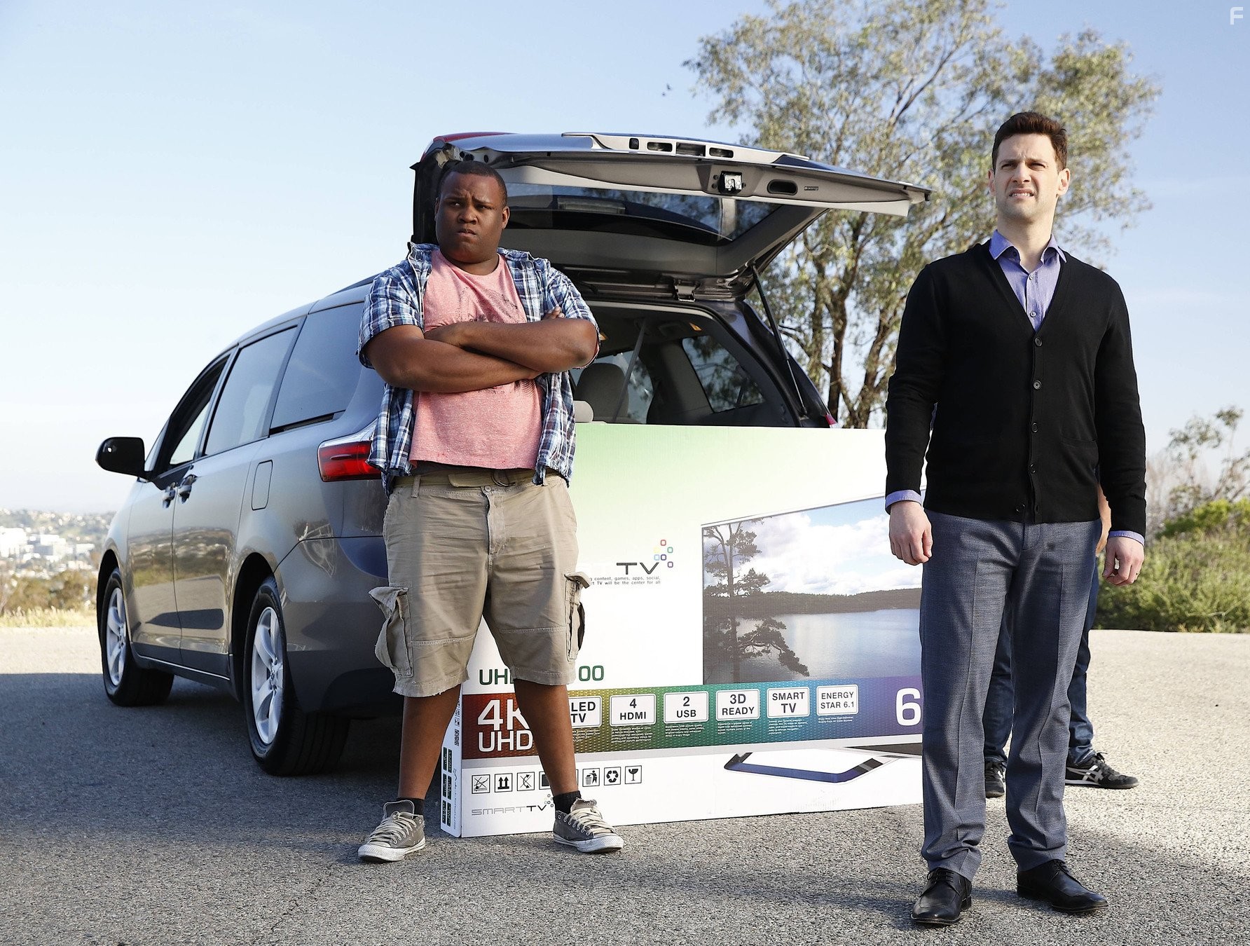 Justin Bartha and James Earl in Руководство по выживанию от Купера Баррэта (2016)