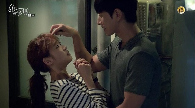 Hae-Jin Park and Go-eun Kim in Cheese in the Trap (2016)