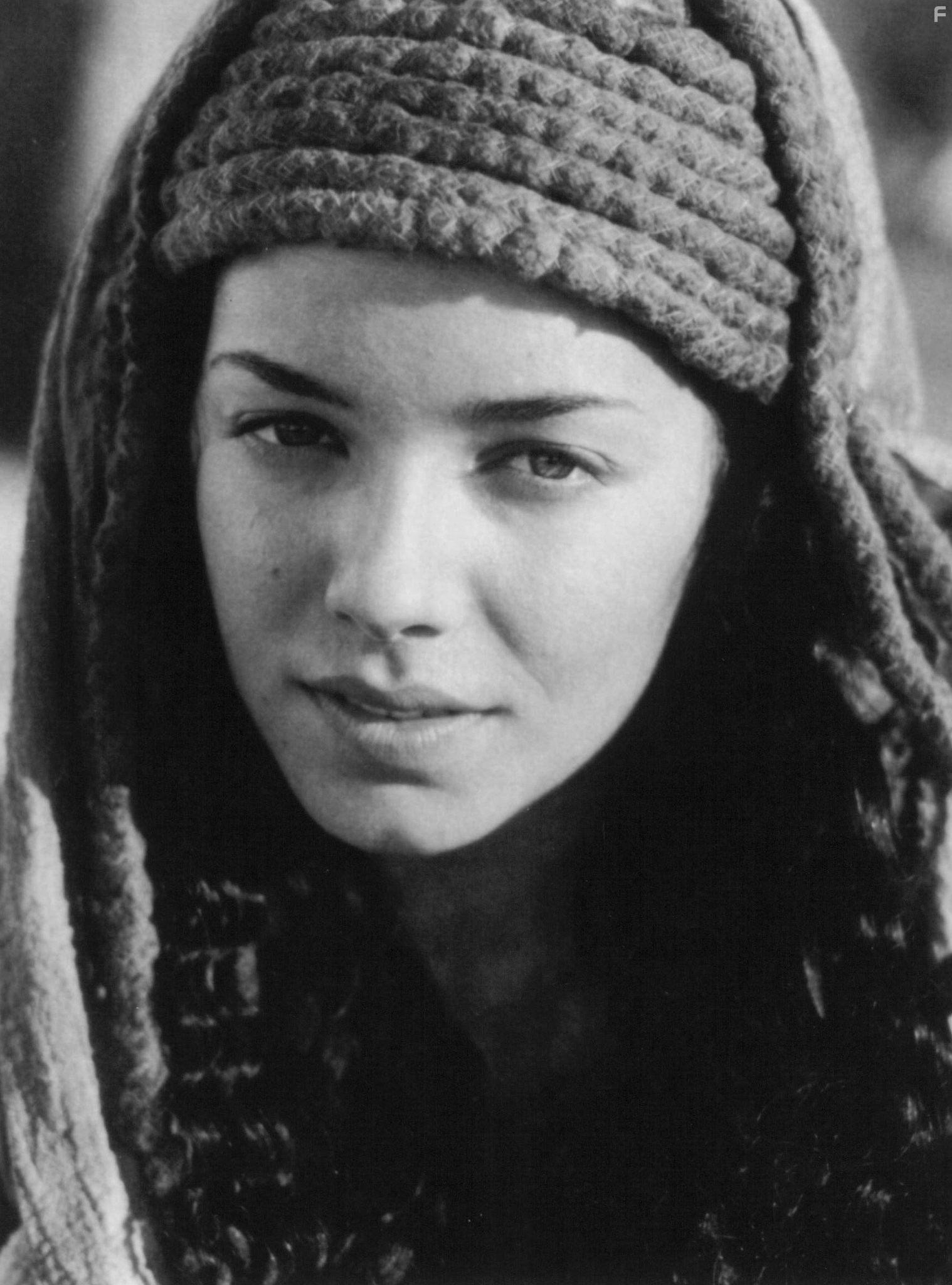Mili Avital in Звёздные врата (1994)