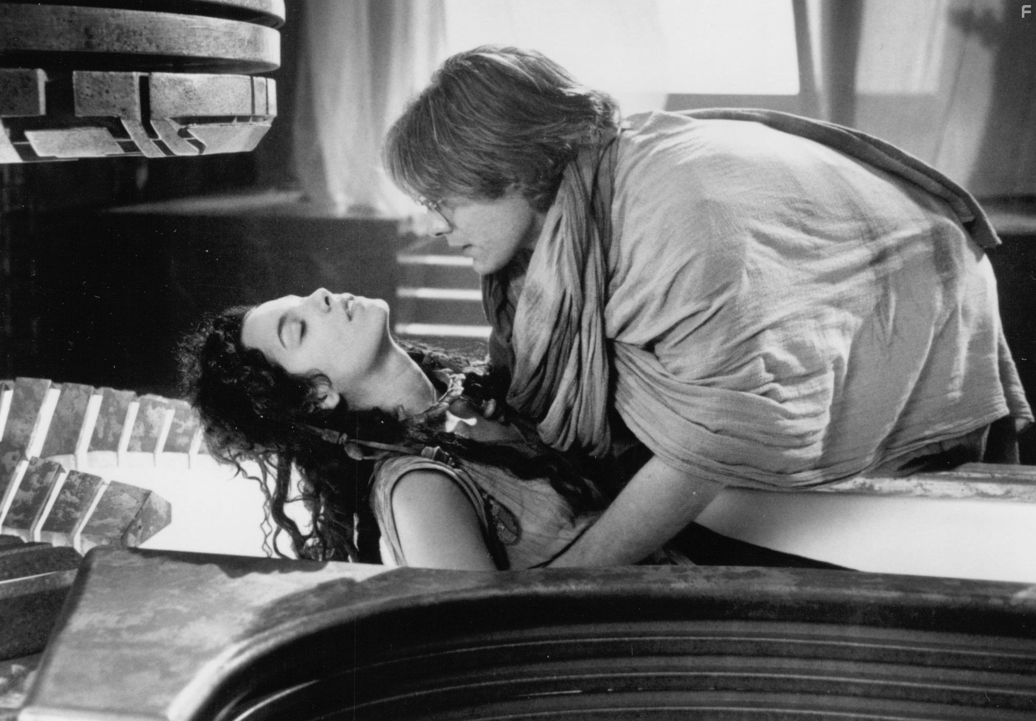 James Spader and Mili Avital in Звёздные врата (1994)