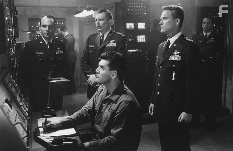 Kurt Russell, David Pressman, and Leon Rippy in Звёздные врата (1994)