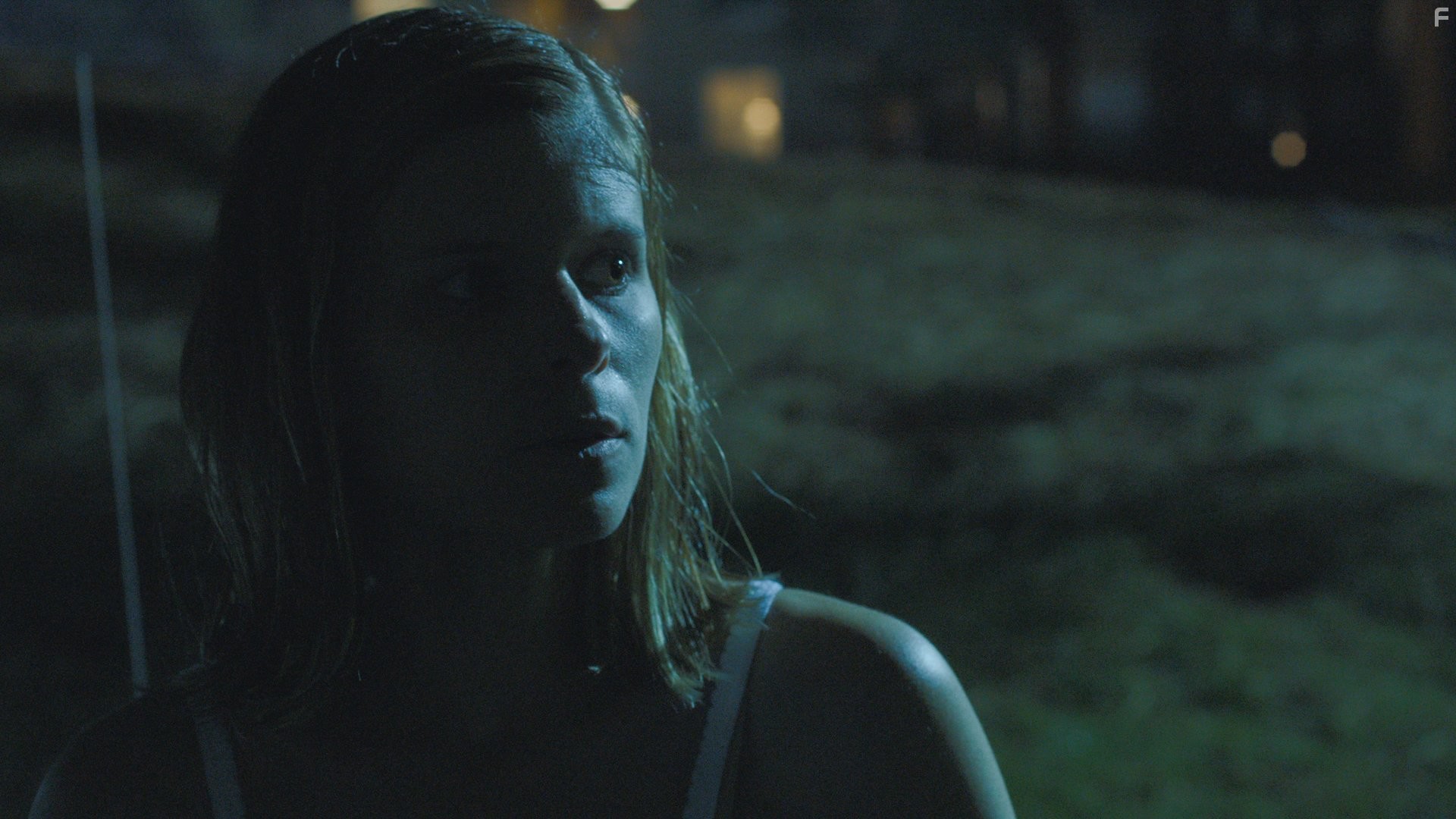 Kate Mara and Ashley Smith in Пленник (2015)