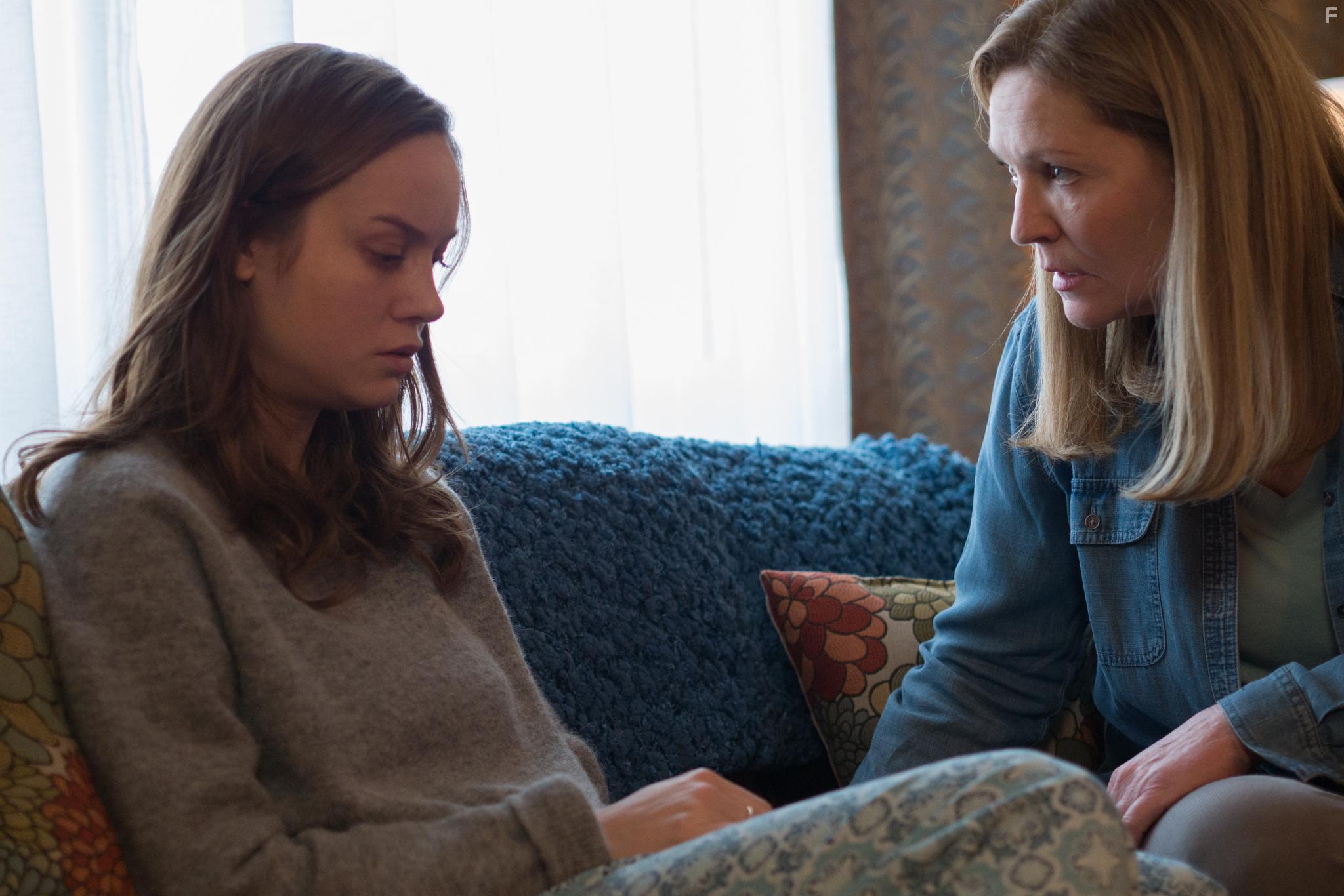 Joan Allen and Brie Larson in Room (2015)