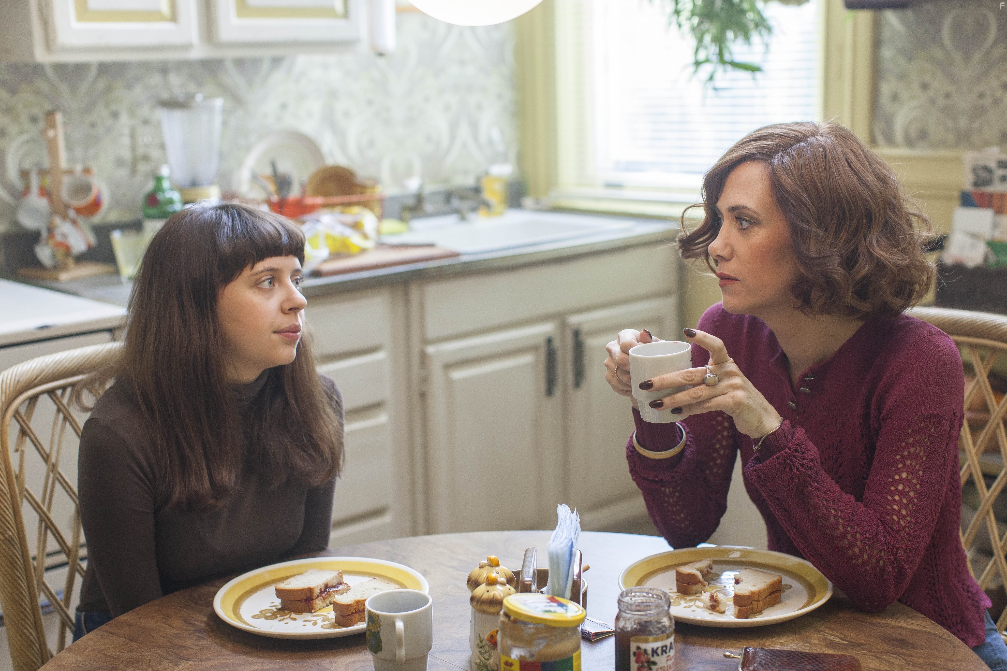 Kristen Wiig and Bel Powley in Дневник девочки-подростка (2015)