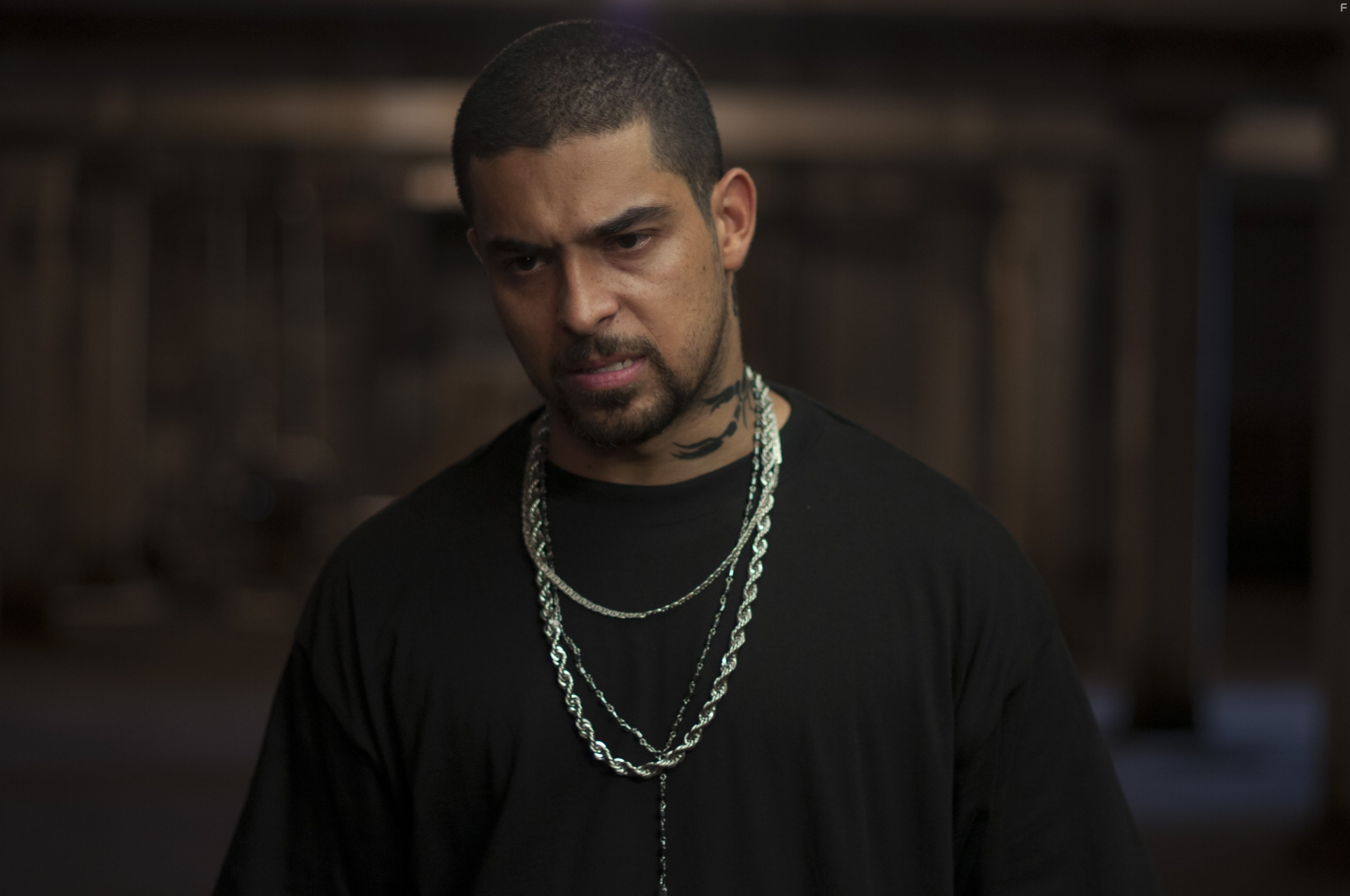 Wilmer Valderrama in Девушка в беде (2015)