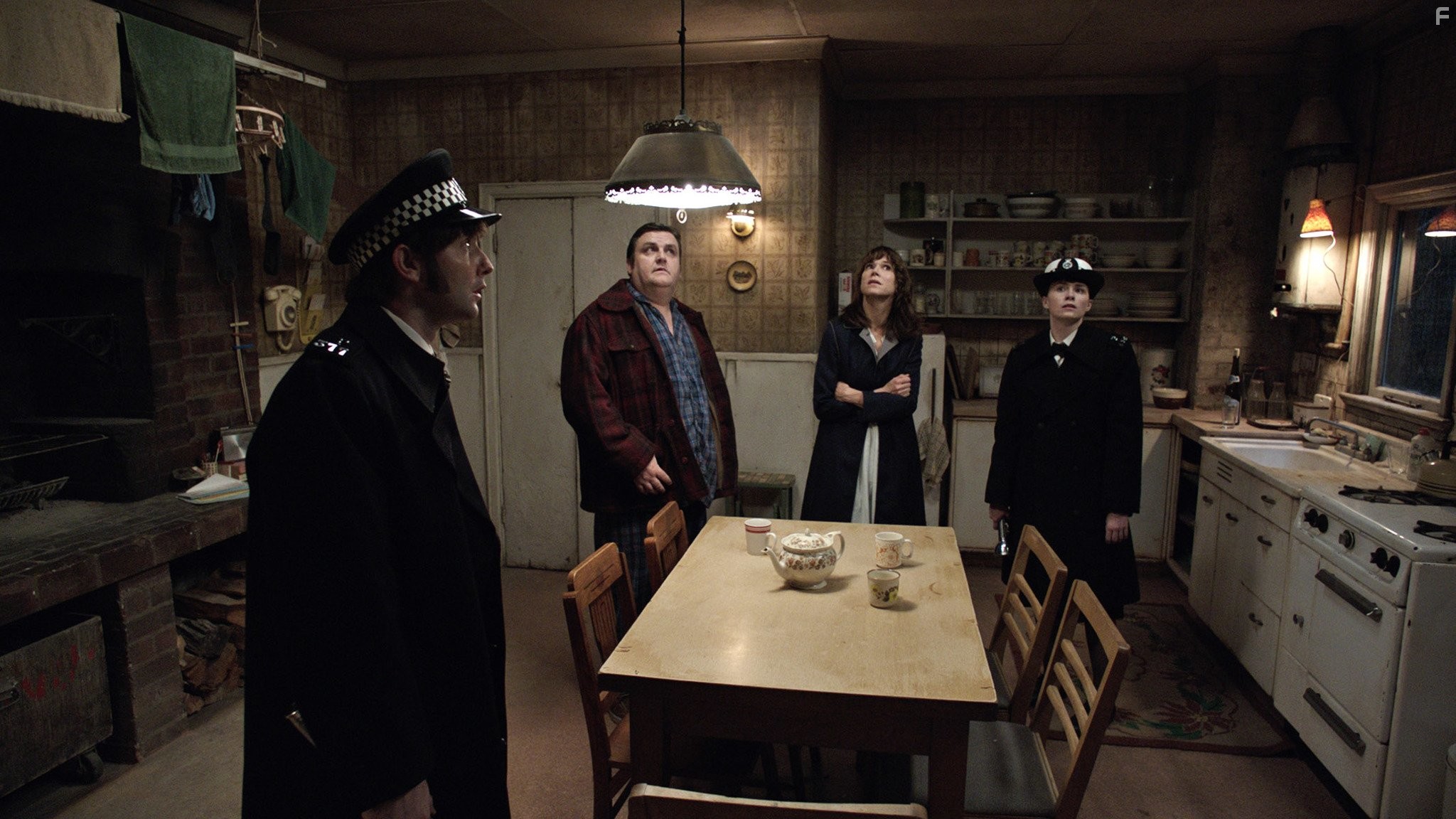 Simon Delaney, Frances O'Connor, Elliot Joseph, and Annie Young in Заклятие 2 (2016)