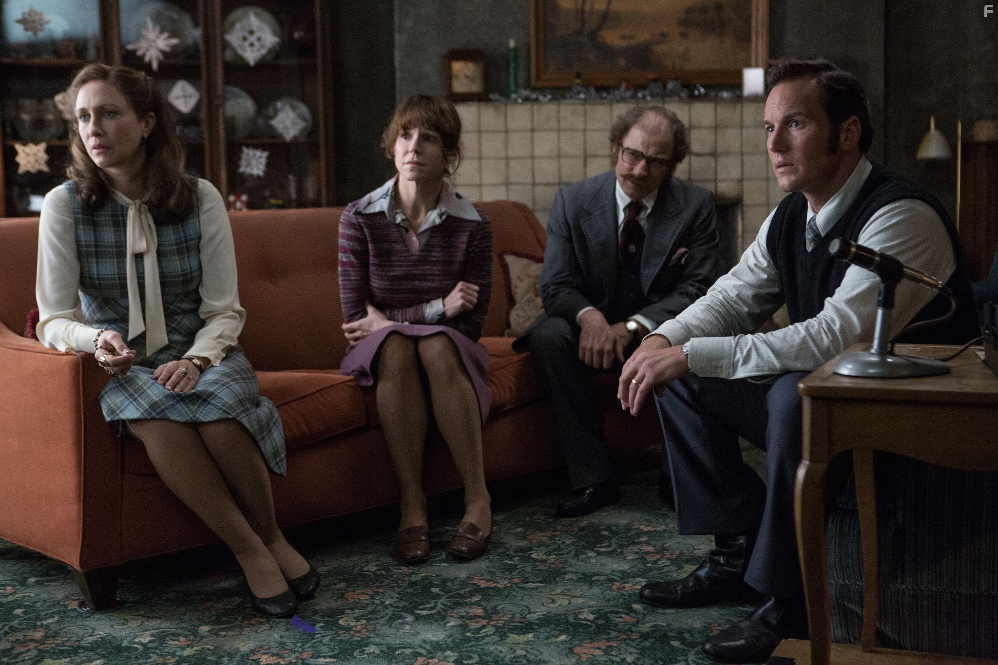 Vera Farmiga, Simon McBurney, Frances O'Connor, and Patrick Wilson in Заклятие 2 (2016)