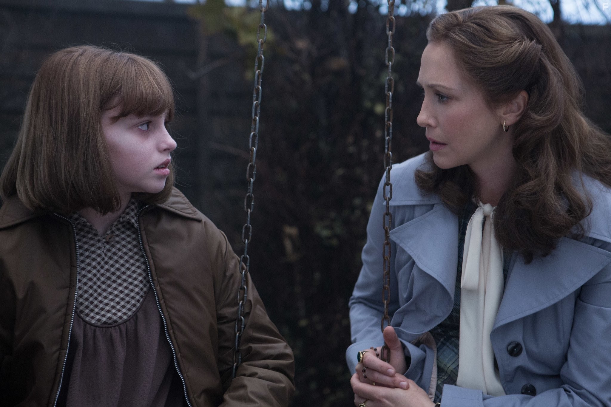 Vera Farmiga and Madison Wolfe in Заклятие 2 (2016)