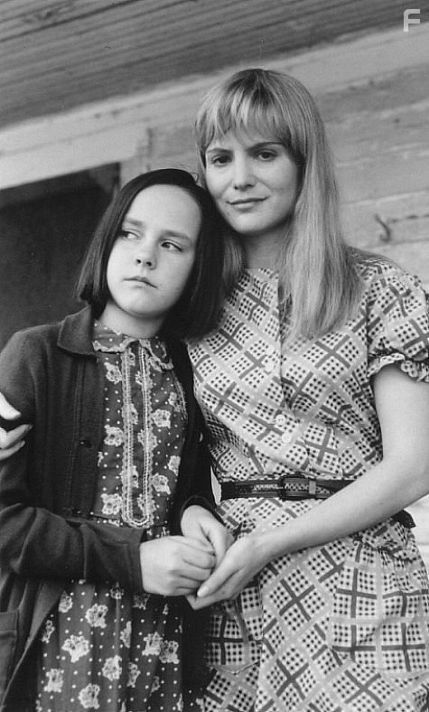 Jennifer Jason Leigh and Jena Malone in Ублюдок из Каролины (1996)