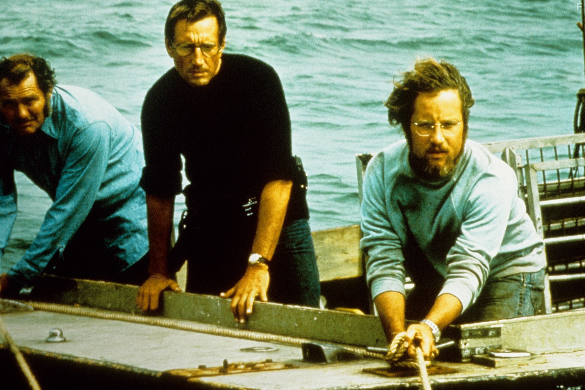 Richard Dreyfuss, Roy Scheider, and Robert Shaw in Чeлюсти (1975)