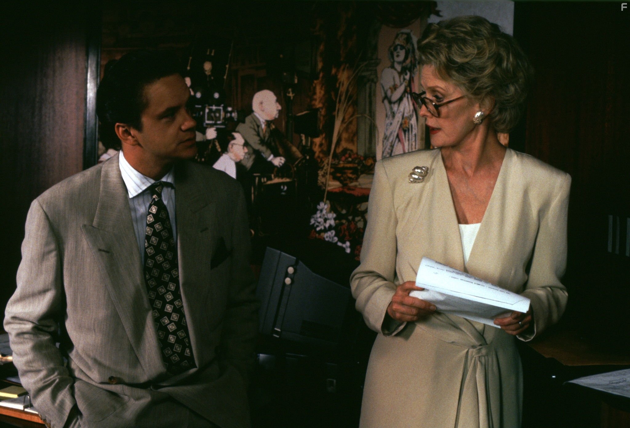 Tim Robbins and Dina Merrill in Игрок (1992)