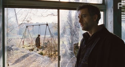 Clive Owen and Clare-Hope Ashitey in Дитя человеческое (2006)