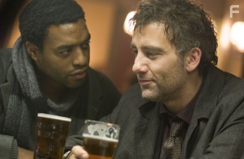 Chiwetel Ejiofor and Clive Owen in Дитя человеческое (2006)