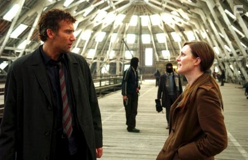 Julianne Moore and Clive Owen in Дитя человеческое (2006)