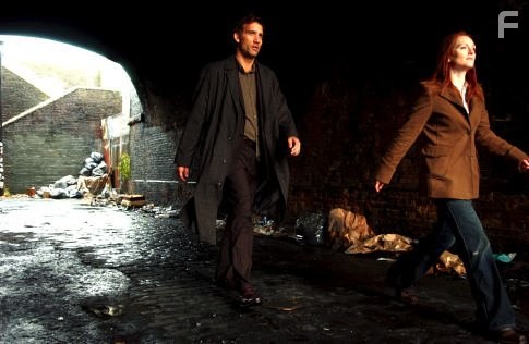 Julianne Moore and Clive Owen in Дитя человеческое (2006)