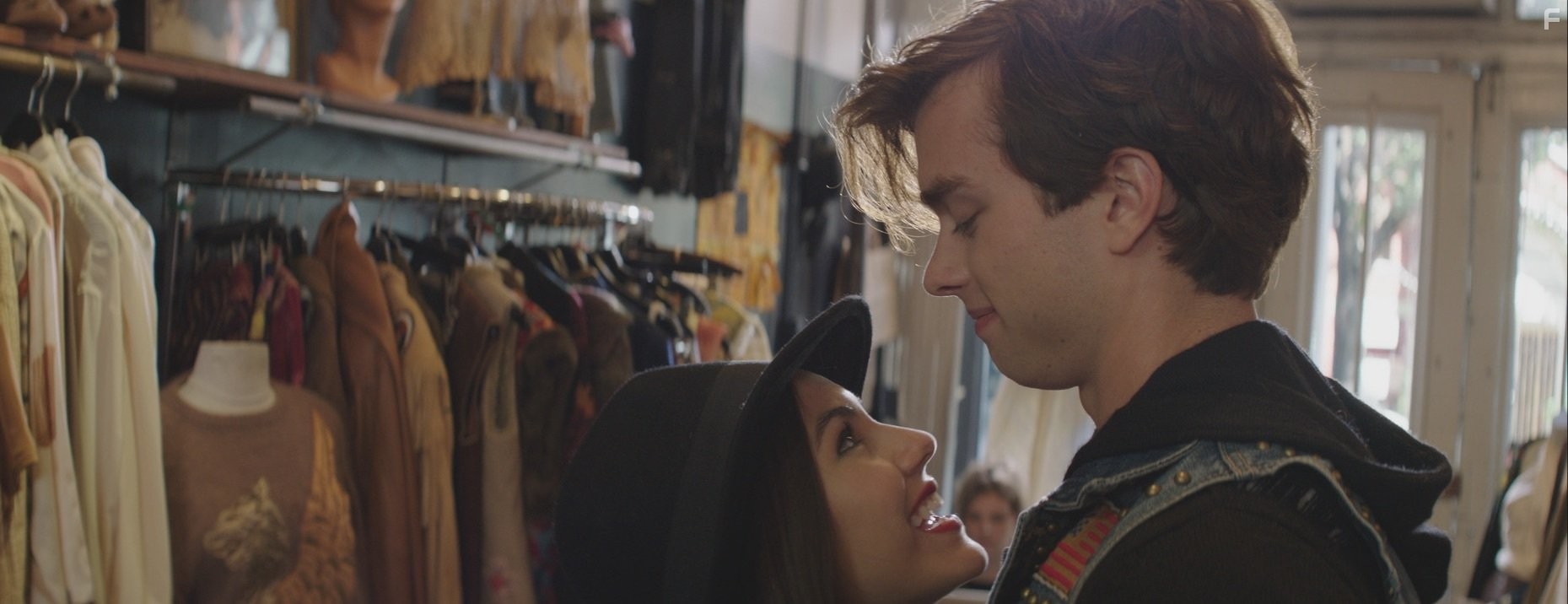 Victoria Justice and Pierson Fode in Те, кого нельзя целовать (2015)