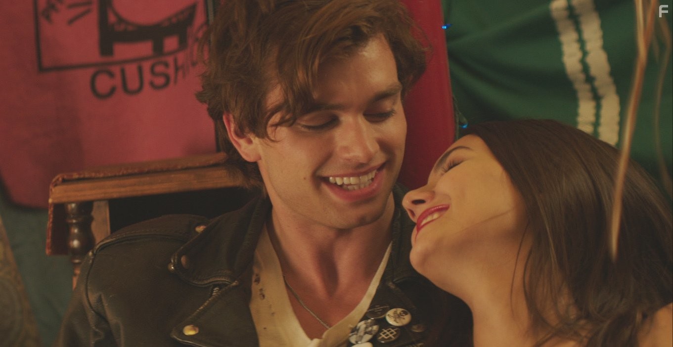 Victoria Justice and Pierson Fode in Те, кого нельзя целовать (2015)