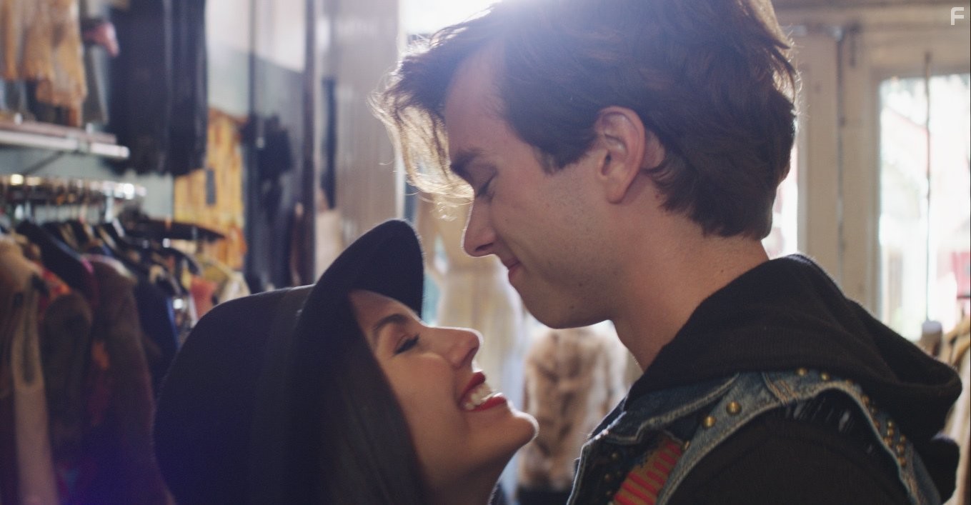 Victoria Justice and Pierson Fode in Те, кого нельзя целовать (2015)