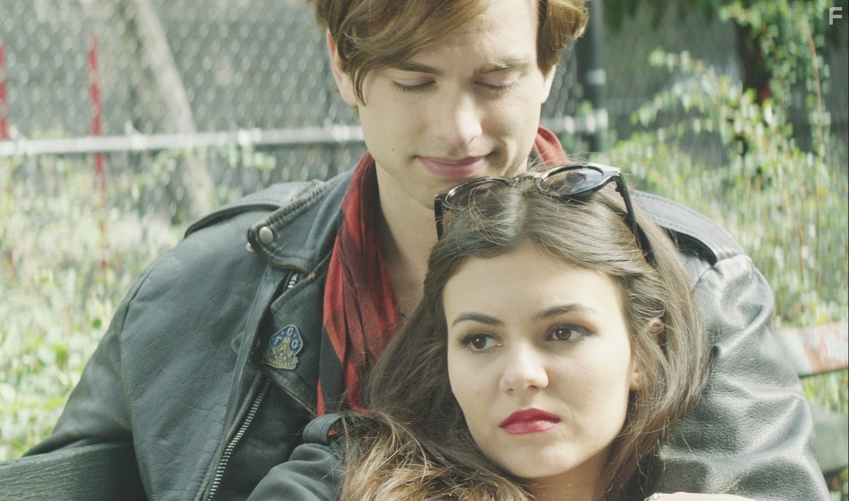 Victoria Justice and Pierson Fode in Те, кого нельзя целовать (2015)