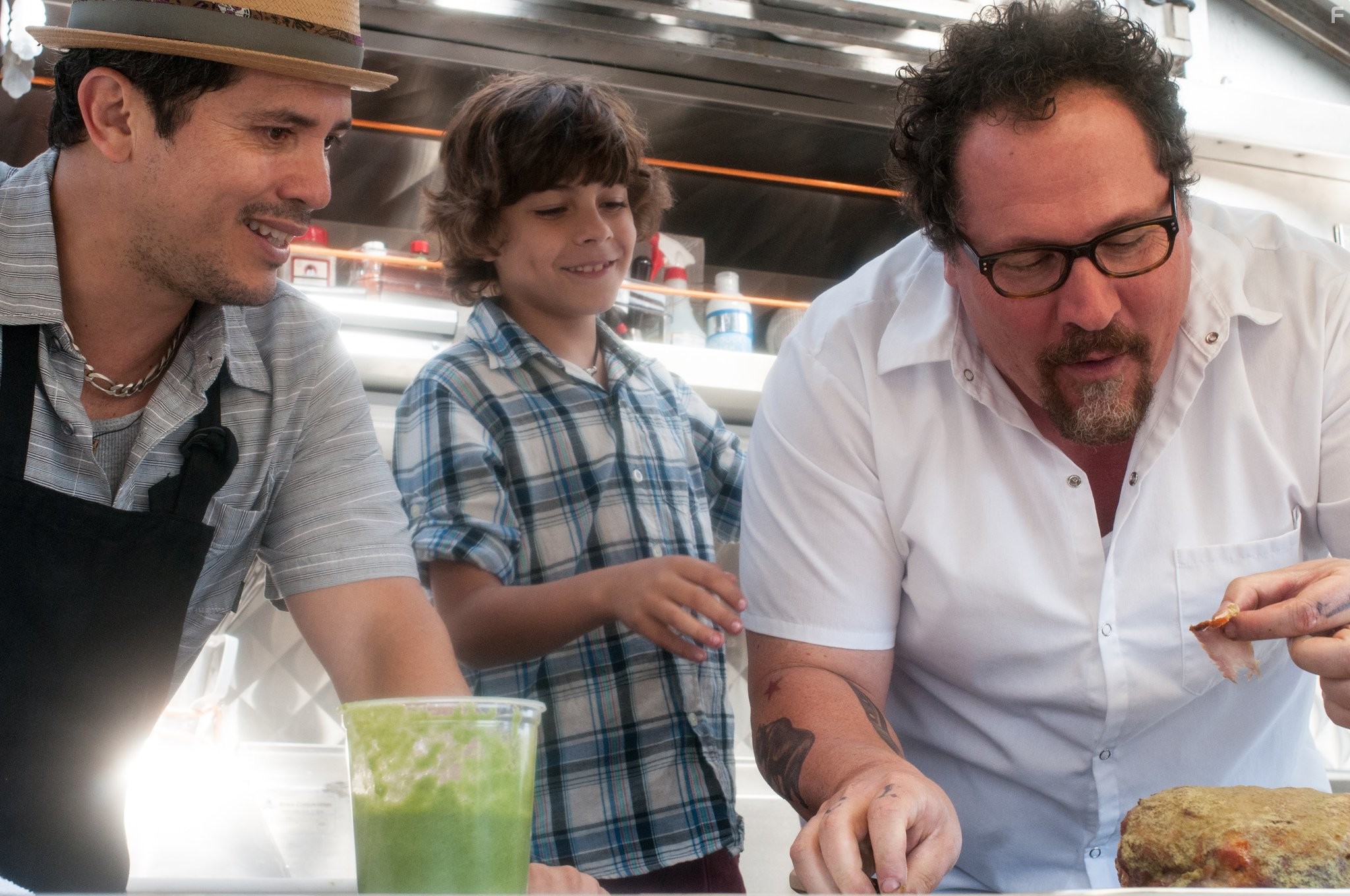 John Leguizamo, Jon Favreau, and Emjay Anthony in Повар на колесах (2014)