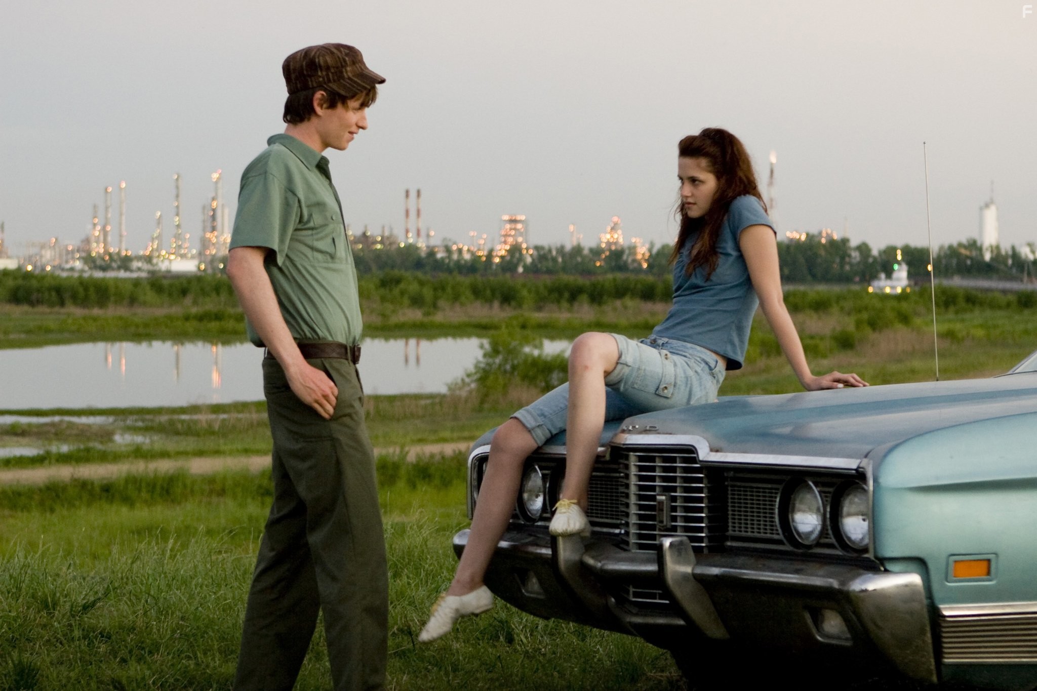 Kristen Stewart and Eddie Redmayne in Желтый платочек счастья (2008)