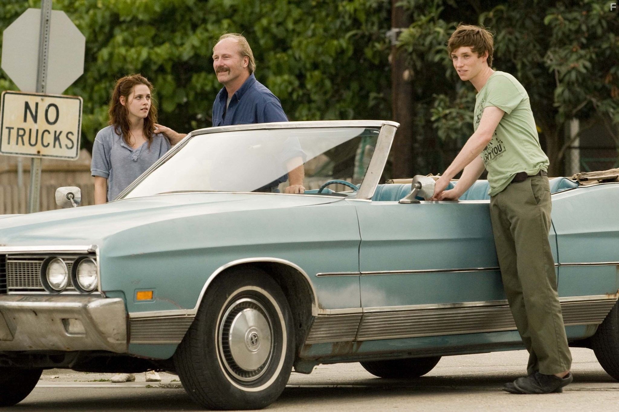 William Hurt, Kristen Stewart, and Eddie Redmayne in Желтый платочек счастья (2008)