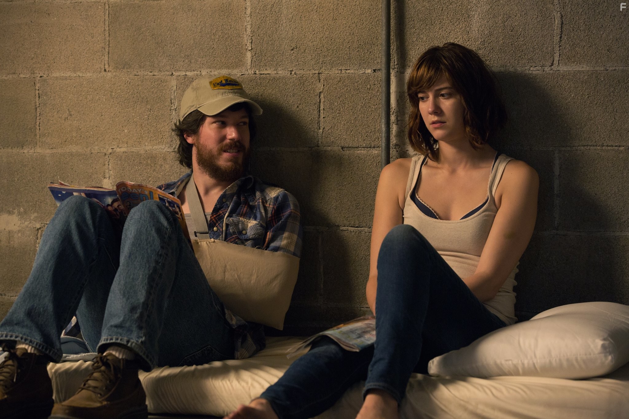 John Gallagher Jr. and Mary Elizabeth Winstead in Кловерфилд, 10 (2016)