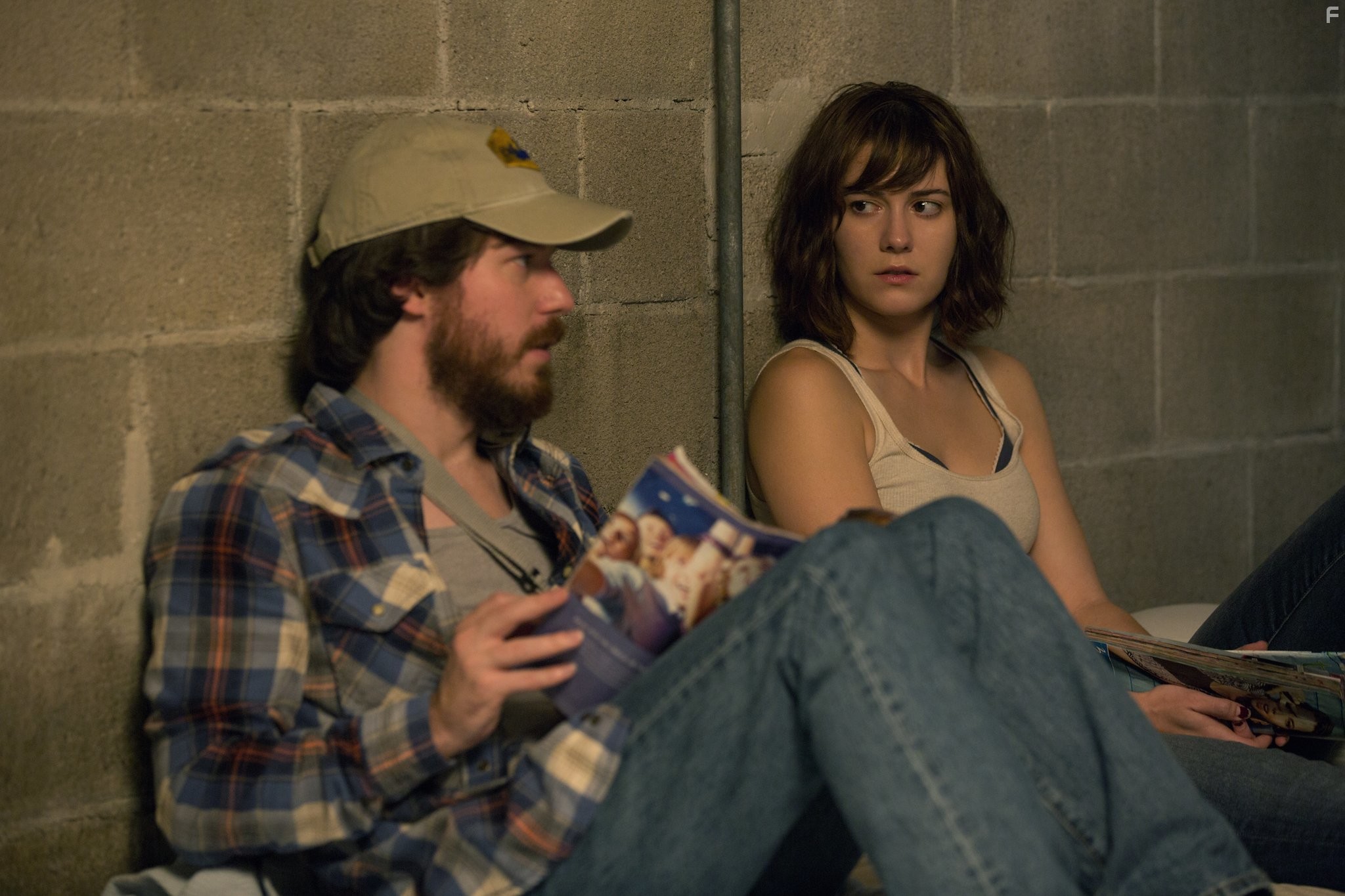 John Gallagher Jr. and Mary Elizabeth Winstead in Кловерфилд, 10 (2016)